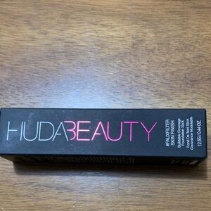 HUDA BEAUTY Concealer Box with Black and Pink Branding